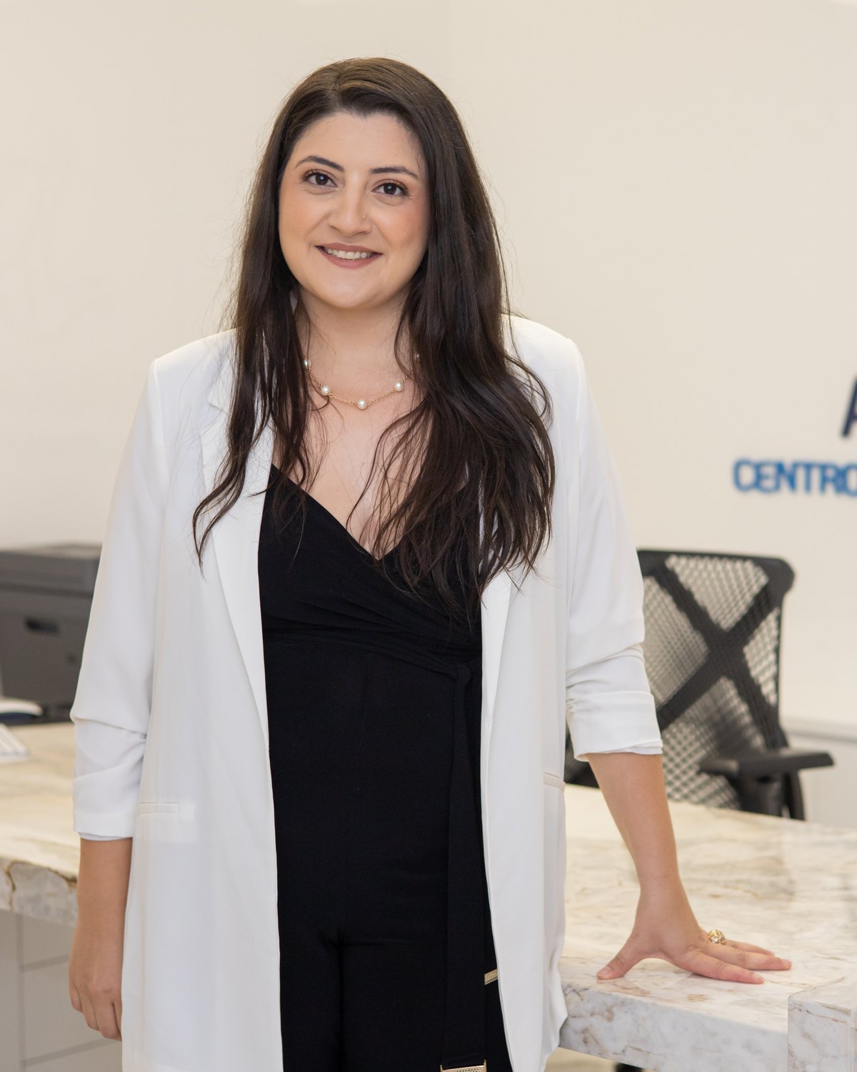 Dra. Carolina Schwartz Dal Piva na recepção do consultório